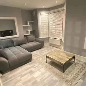 https://snug-1-bedroom-london-flat.brighton-hotels-england.com