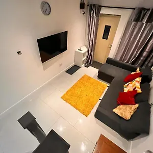 https://spacious-brand-new-one-bed-house-sleeps-4-comfortably.brighton-hotels-england.com